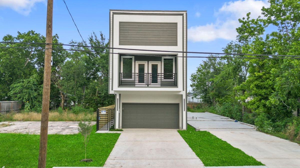 6631 Foster St - Photo 2 of 30
