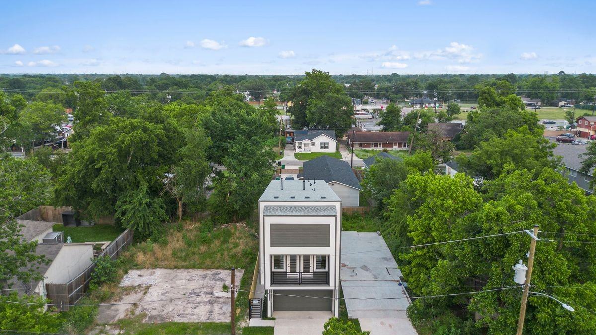 6631 Foster St - Photo 3 of 30