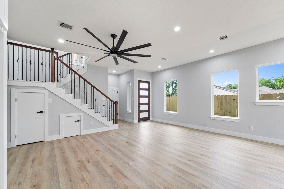 6631 Foster St - Photo 4 of 30