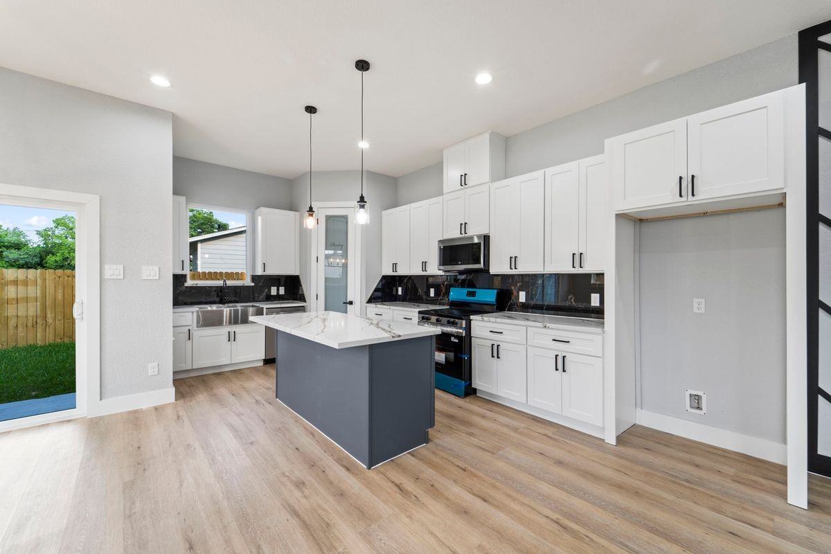 6631 Foster St - Photo 6 of 30