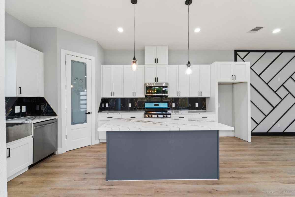 6631 Foster St - Photo 7 of 30