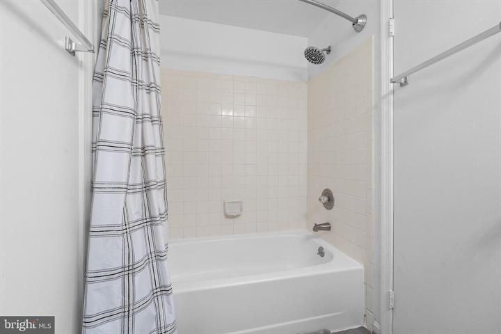 3521 Easton Dr - Photo 2 of 32