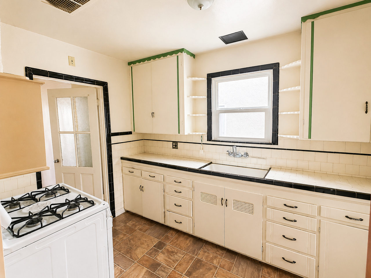 324 Mansion Ave - Photo 7 of 26