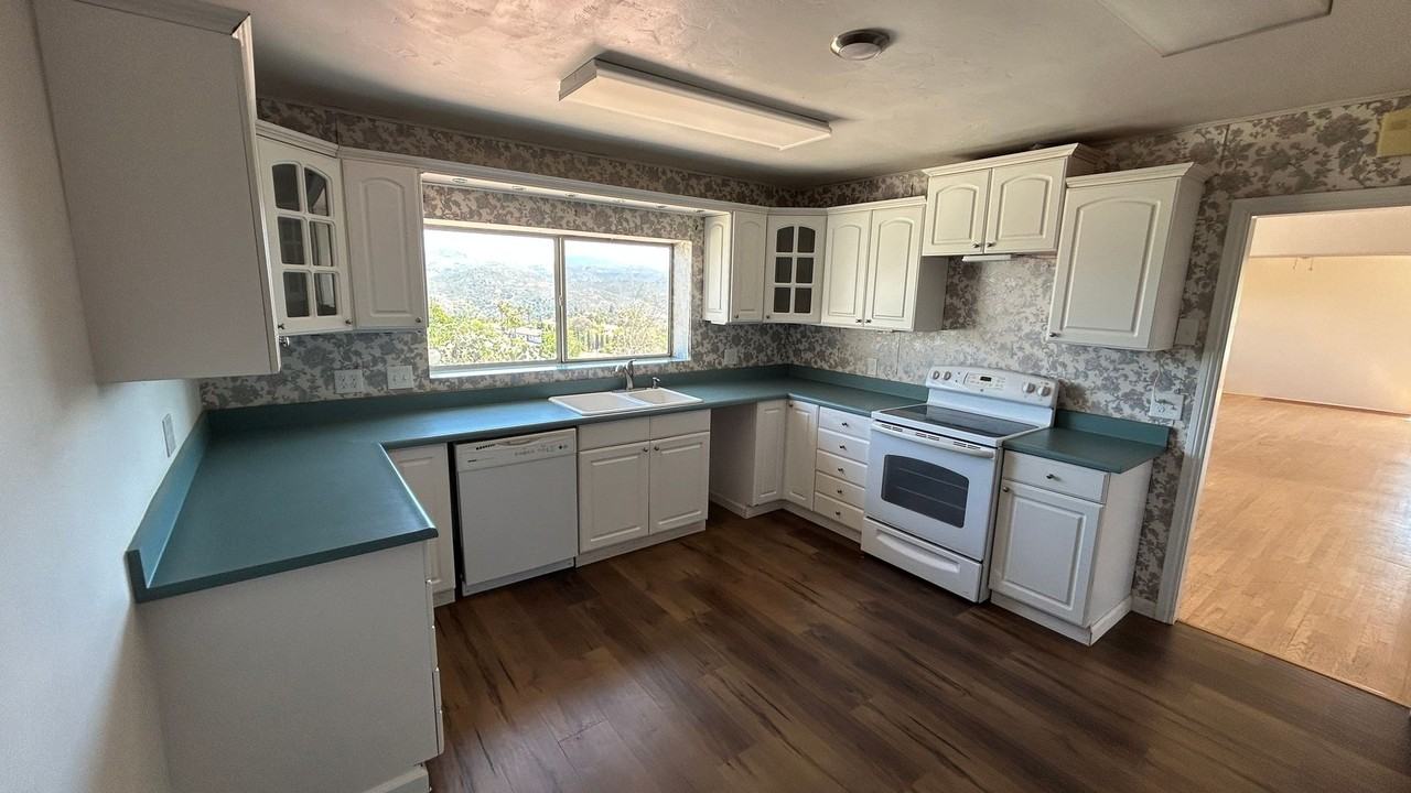 2510 Summit Dr - Photo 2 of 24