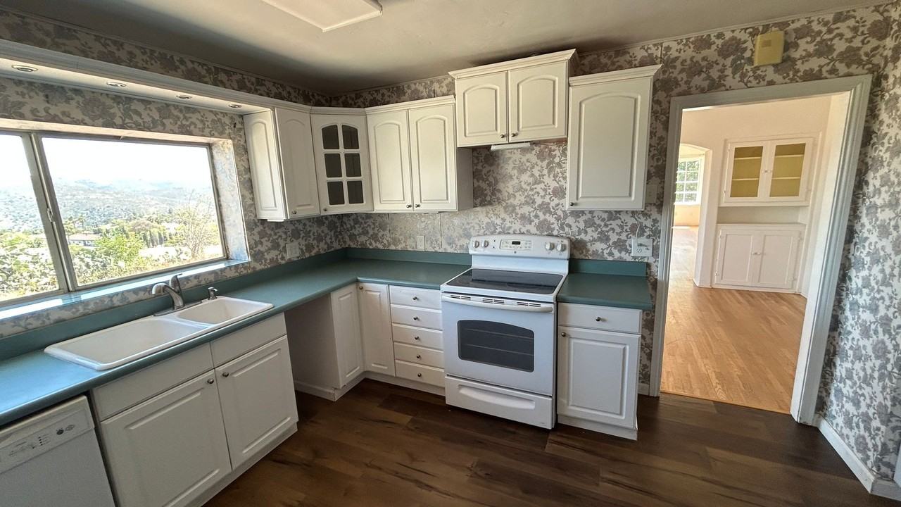 2510 Summit Dr - Photo 3 of 24