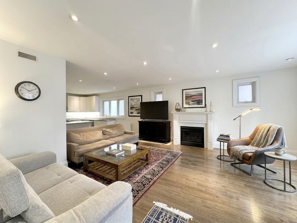 117 Chaplin Cres #MAIN - Photo 4 of 16
