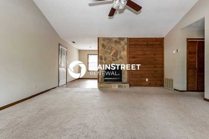 1274 Classic Dr Ne - Photo 4 of 16