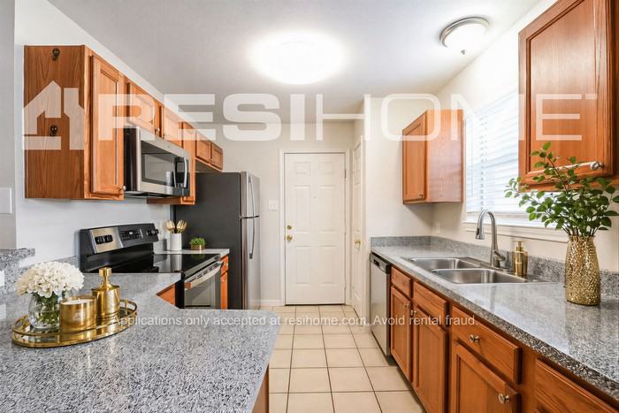 9740 Stonewood Dr - Photo 3 of 16