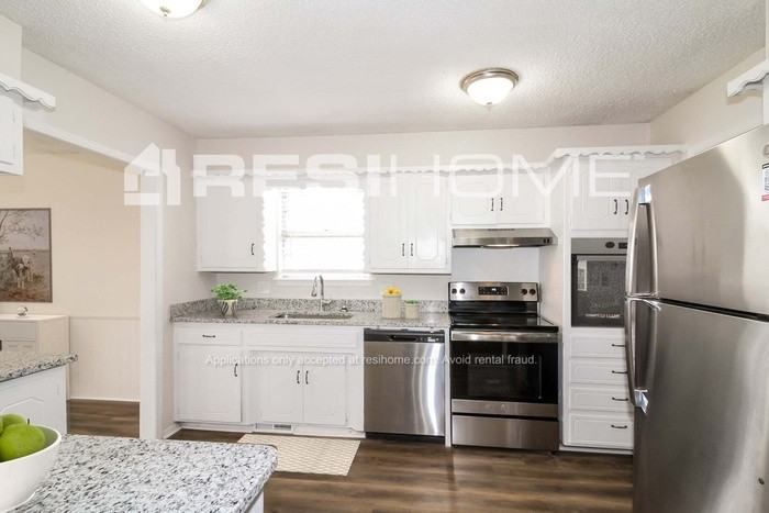 8520 Nw 92nd St - Photo 2 of 17