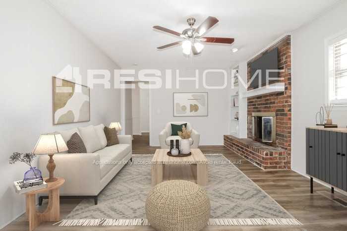8520 Nw 92nd St - Photo 5 of 17