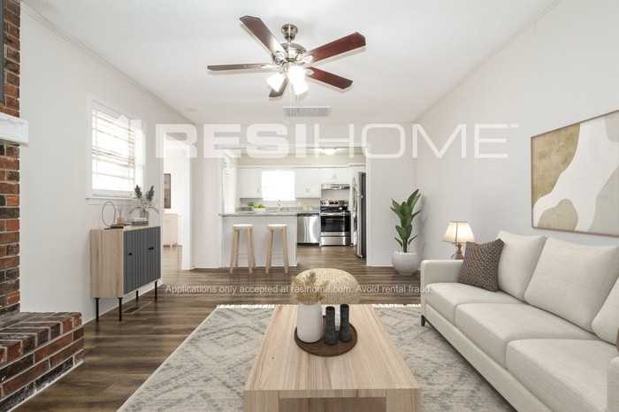 8520 Nw 92nd St - Photo 6 of 17