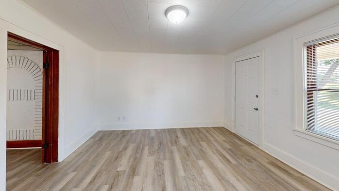 300 4th St Ne - Photo 4 of 6