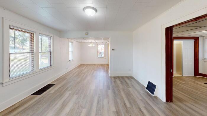 300 4th St Ne - Photo 5 of 6