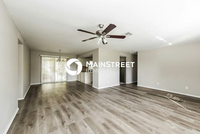 2425 Woodland Cir - Photo 4 of 15