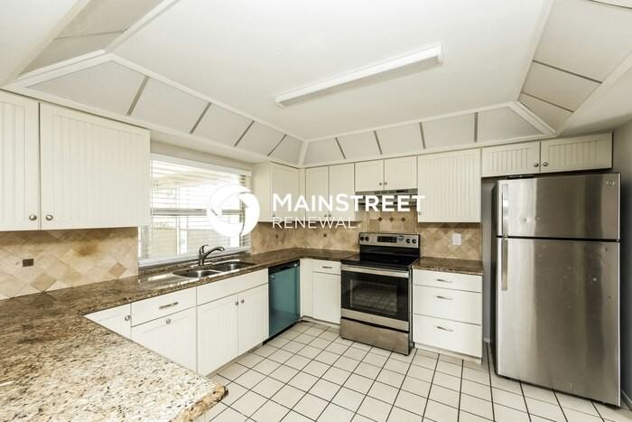 2425 Woodland Cir - Photo 7 of 15