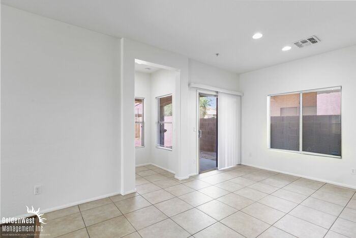 993 E Corrall St - Photo 4 of 23