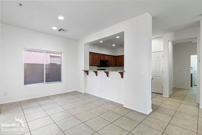993 E Corrall St - Photo 5 of 23