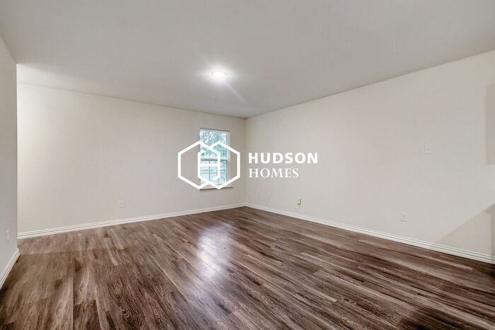 1608 E Robert St - Photo 4 of 16