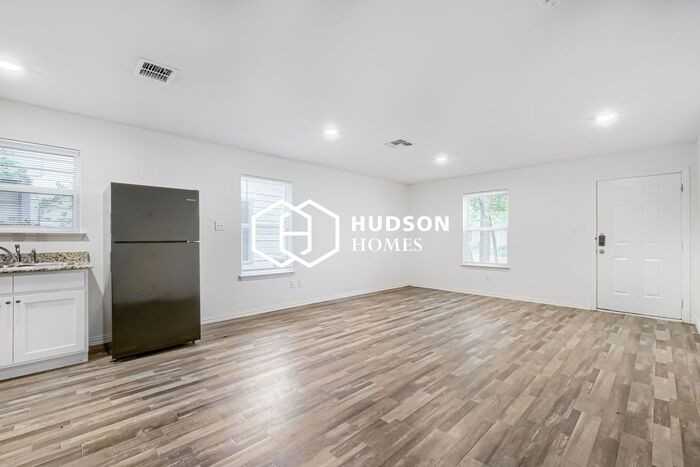 606 Bexar Dr - Photo 4 of 16