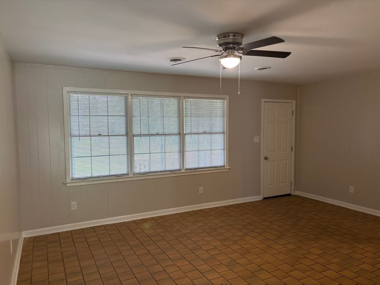2724 Forsyth Ln - Photo 3 of 15