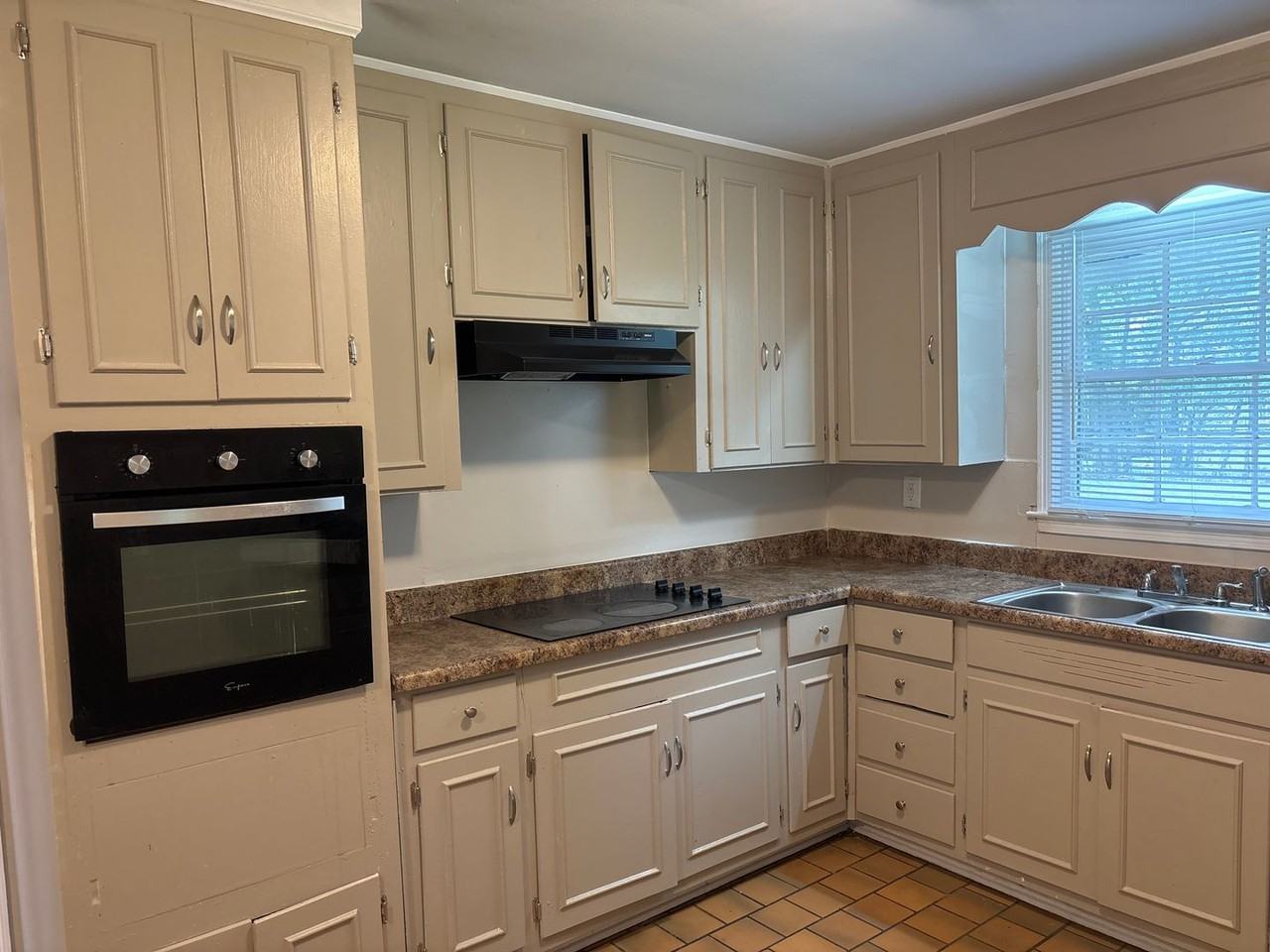2724 Forsyth Ln - Photo 5 of 15