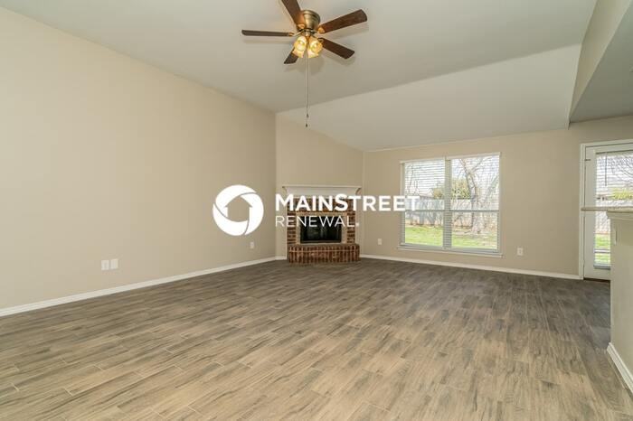8015 Splitrail Ct - Photo 4 of 16