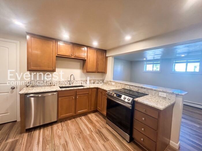 705 Custer Ave #B - Photo 3 of 16