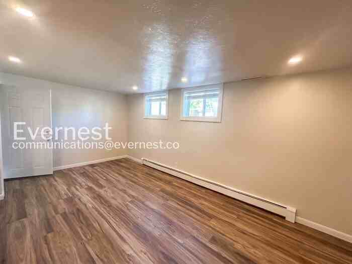 705 Custer Ave #B - Photo 4 of 16