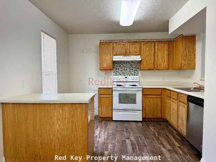 697 N 410 W - Photo 4 of 17