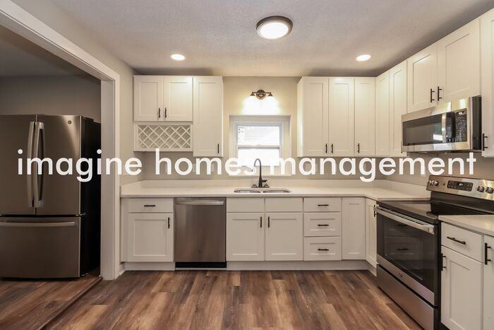 8516 Robinson St - Photo 5 of 17