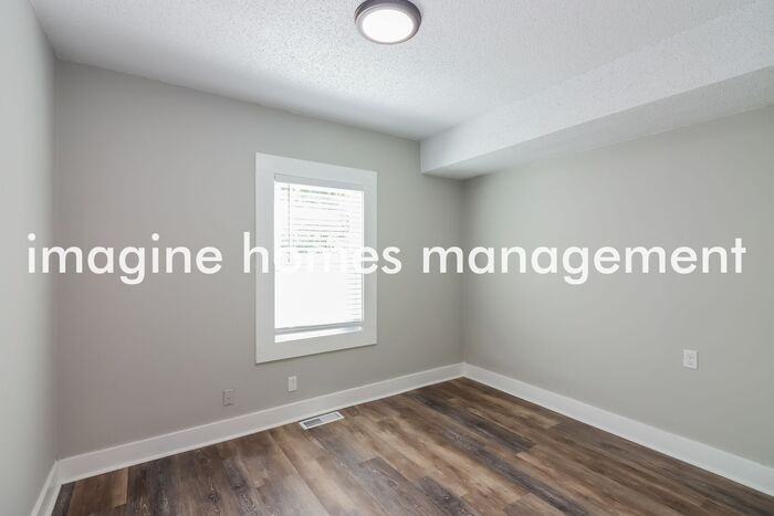 8516 Robinson St - Photo 7 of 17