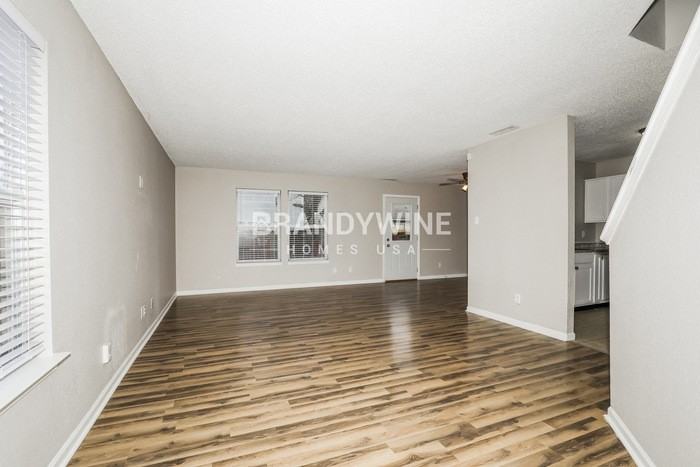4528 Connaught Drive East - Photo 3 of 25