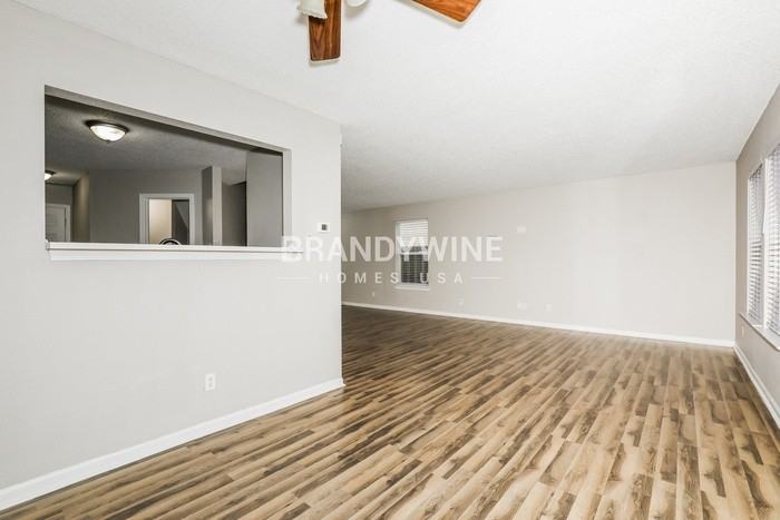 4528 Connaught Drive East - Photo 5 of 25