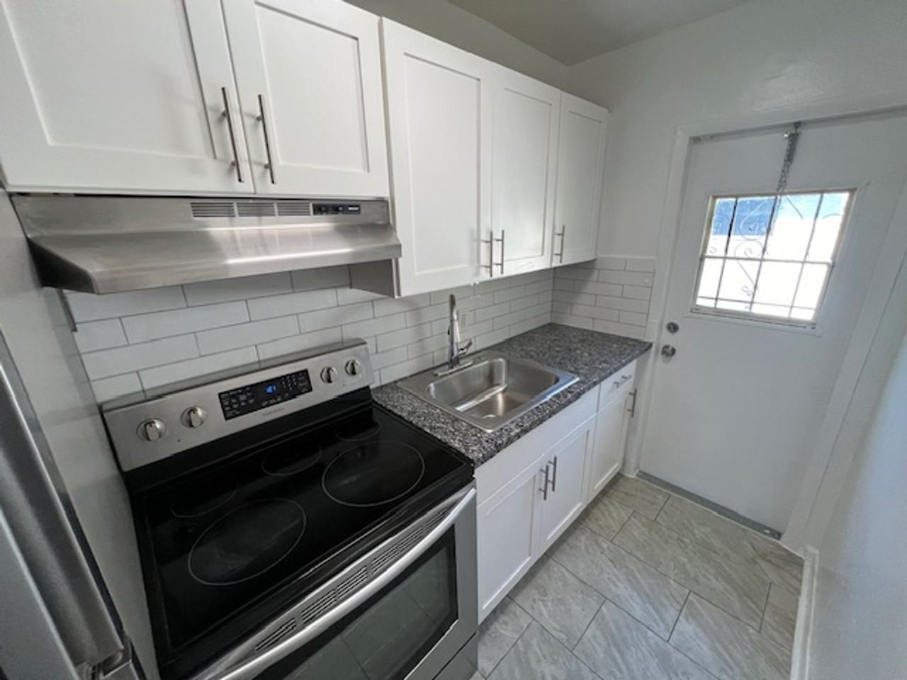 Affordable Downtown WPB 2/1 without the Downtown Price Steps Away From it ALL!! $995 Sec Dep special w/ app credit! - Photo 3 of 7