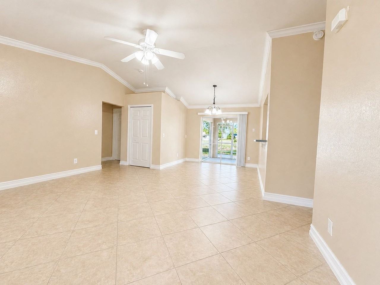 1045 Ne 40th Ter - Photo 2 of 21