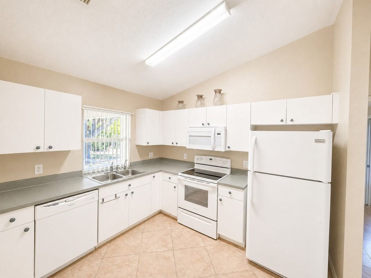 1045 Ne 40th Ter - Photo 3 of 21