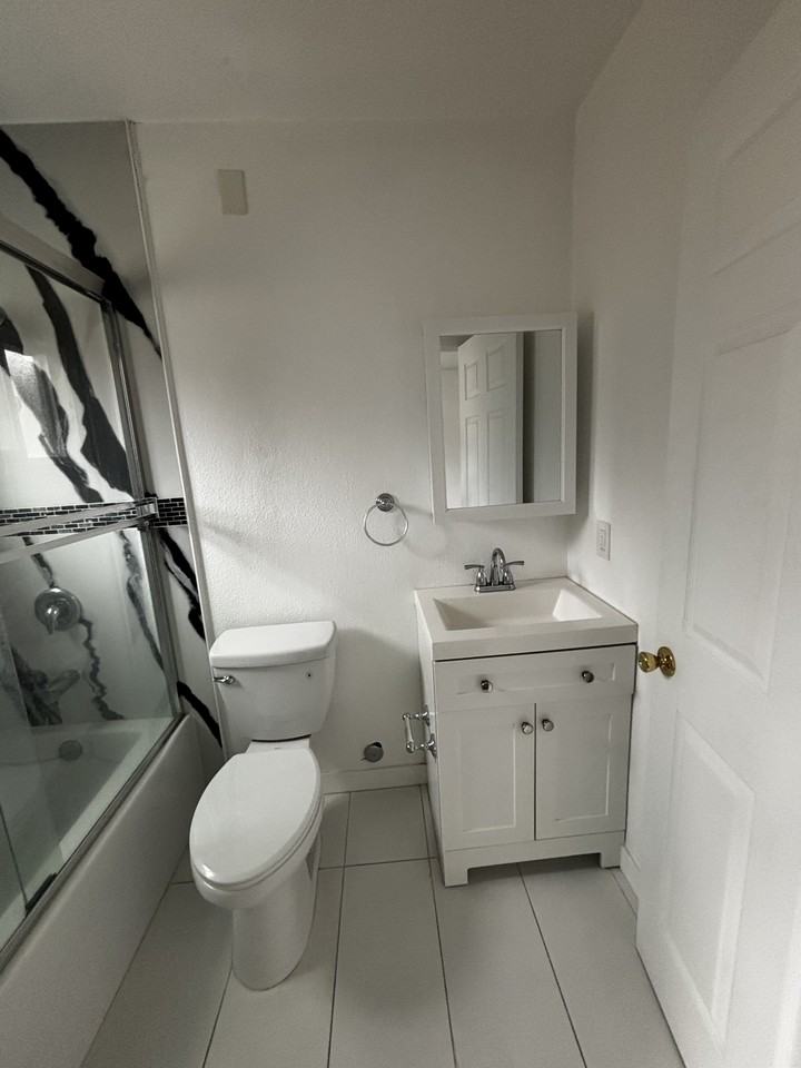 1674 W 36th St #4 - Photo 7 of 17