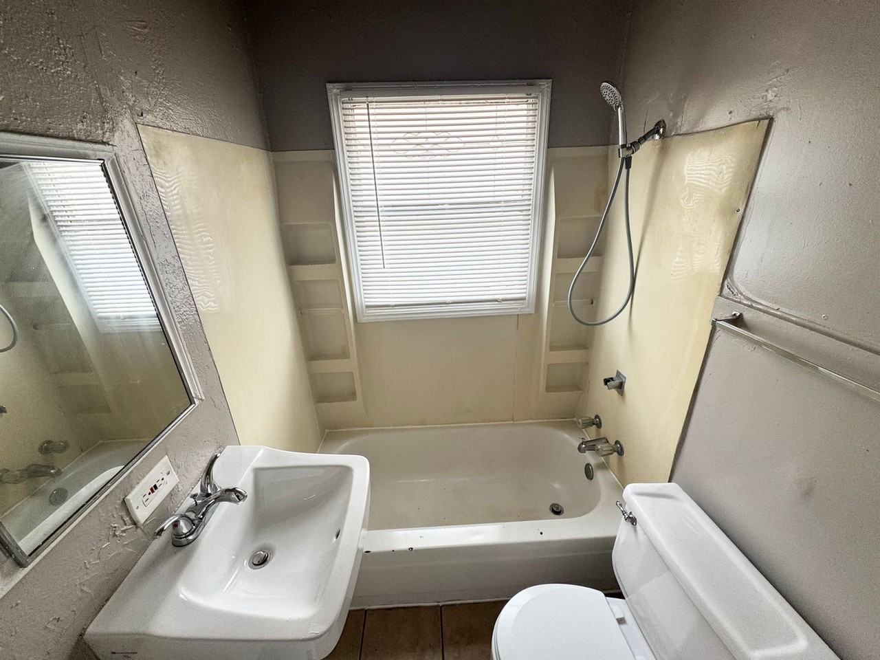 1412 Nw 11th St - Photo 5 of 7