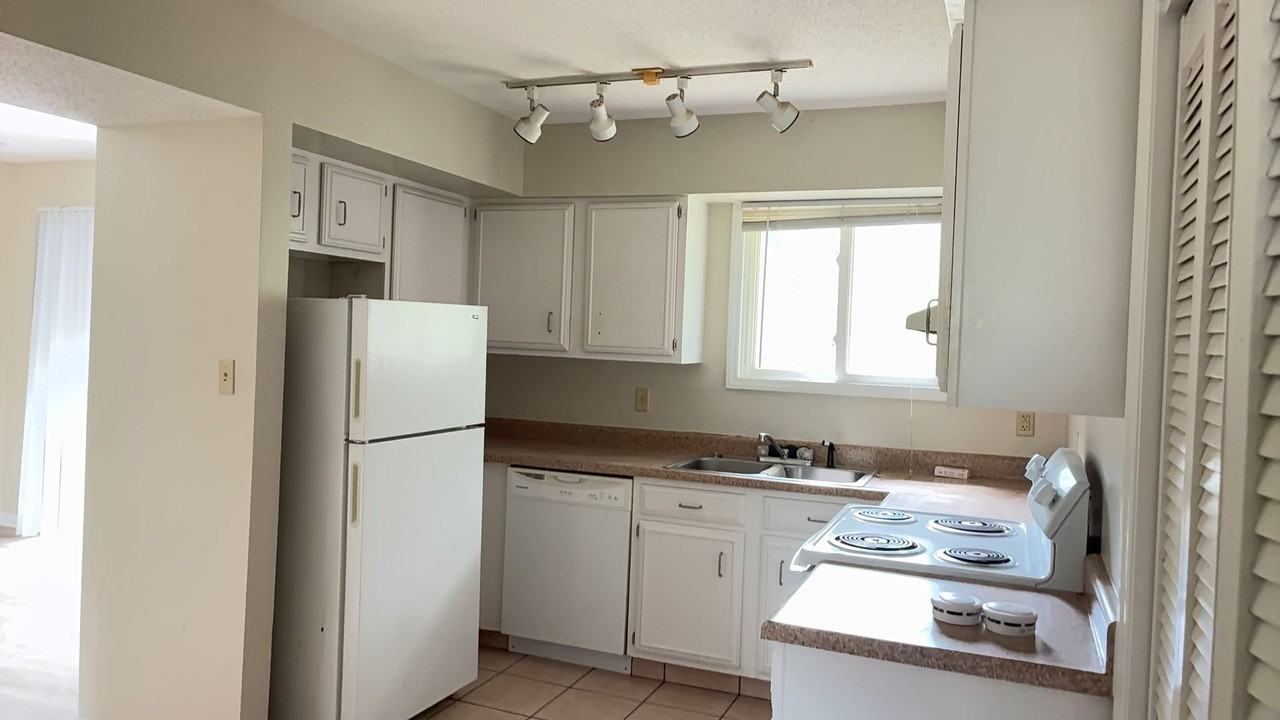 10301 N Kings Hwy - Photo 2 of 13