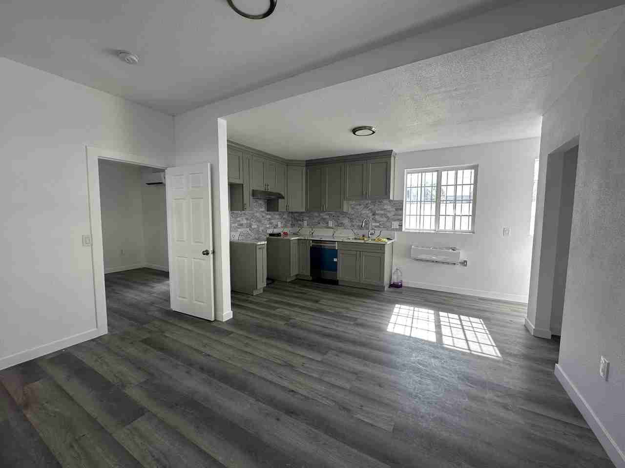 1734 W 85th St #3 - Photo 3 of 17