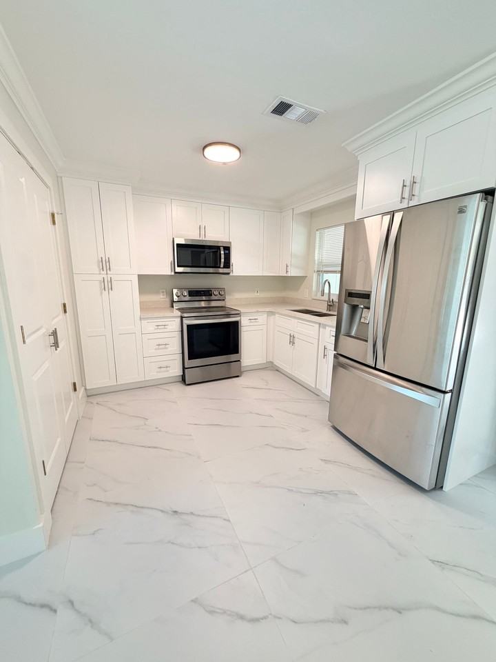 18600 Miami Blvd - Photo 3 of 22