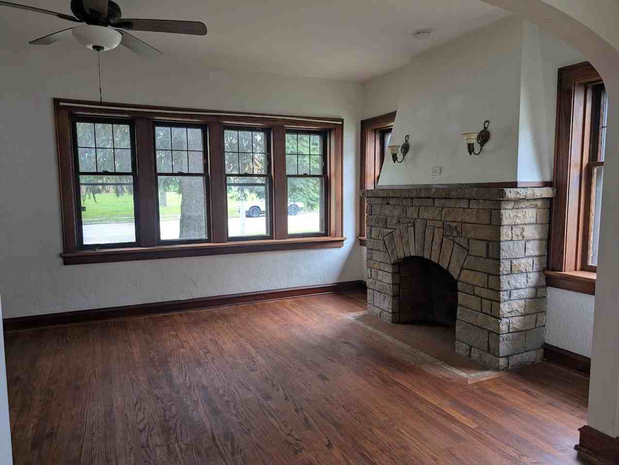 3725 S Clement Ave - Photo 2 of 11