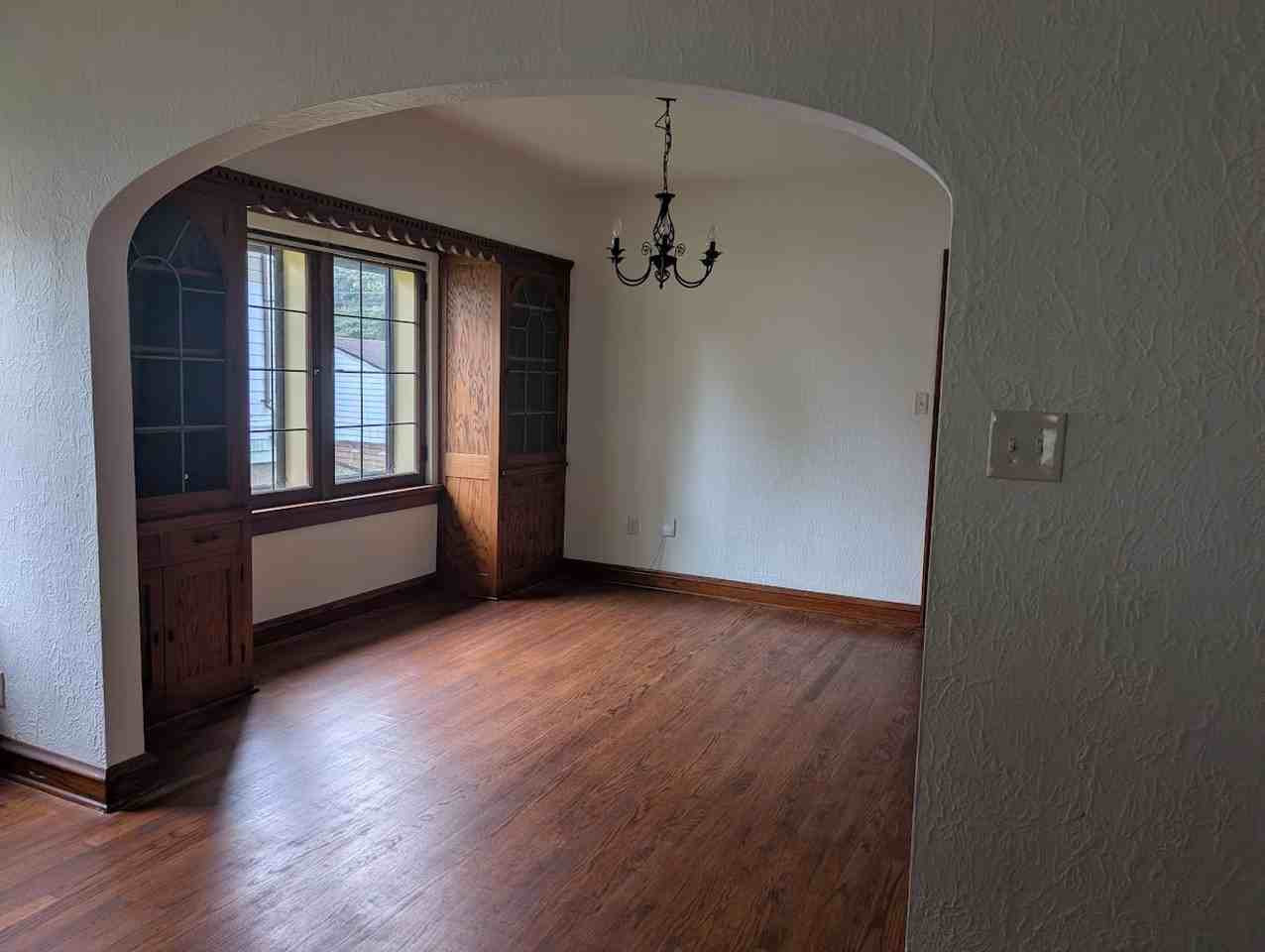 3725 S Clement Ave - Photo 3 of 11