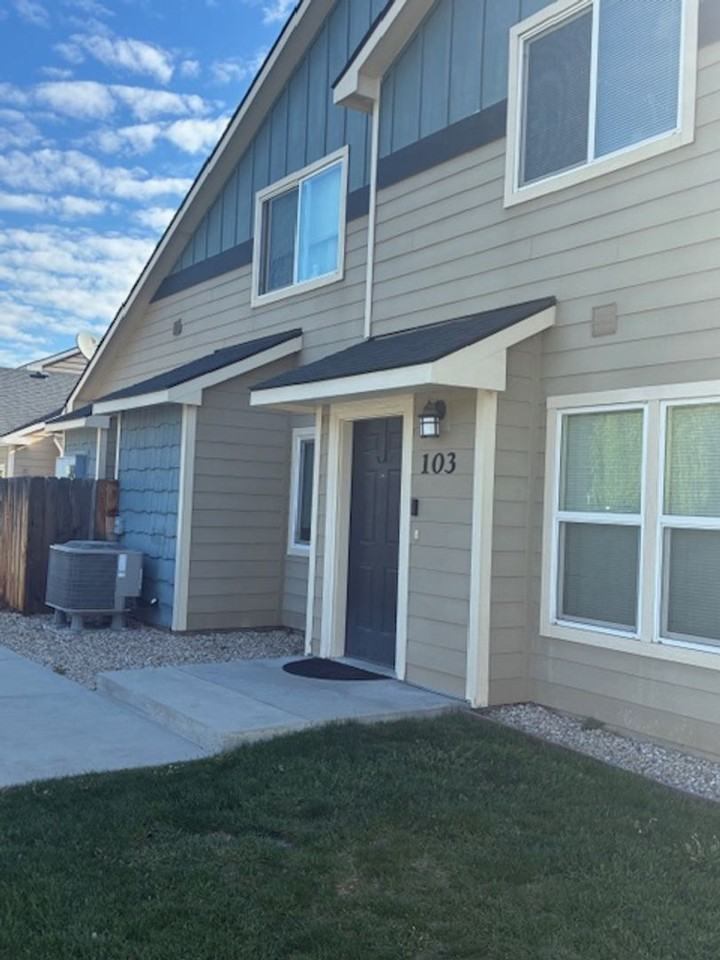 8920 W Shellie Ln - Photo 2 of 19
