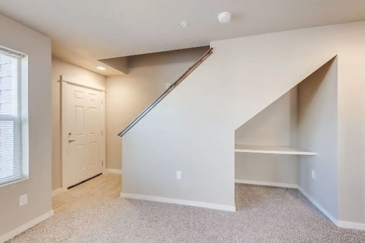 8920 W Shellie Ln - Photo 5 of 19