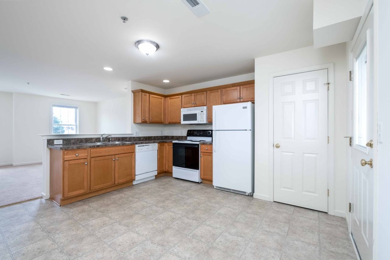 371 College Manor Ave