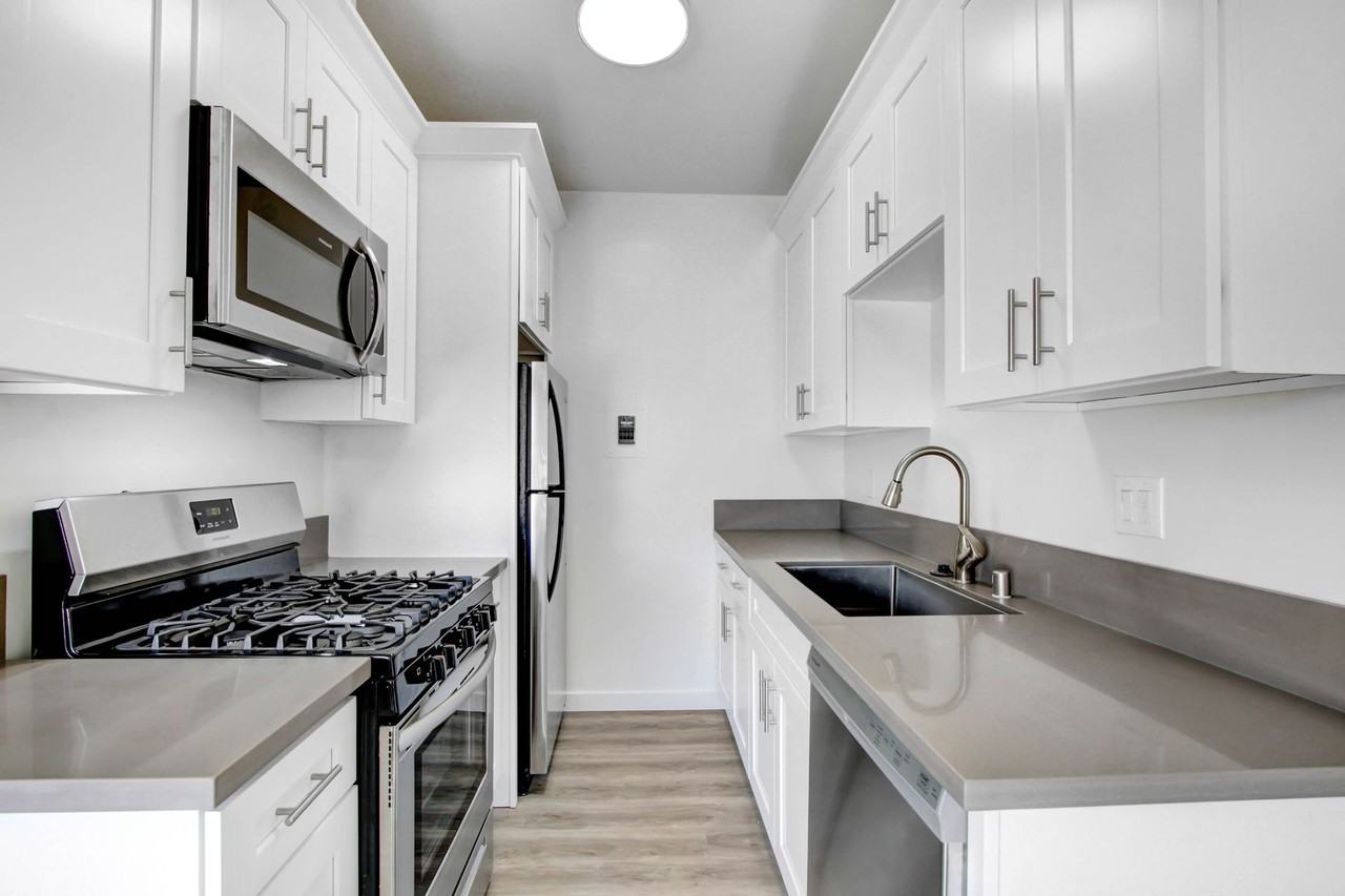 1010 Pico Blvd in Santa Monica.  Walk to the beach and Main St! - Photo 2 of 5