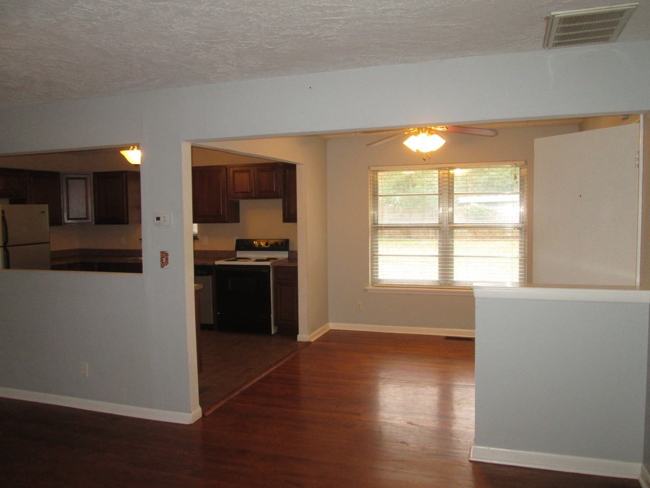 902 Hardin Dr - Photo 4 of 17