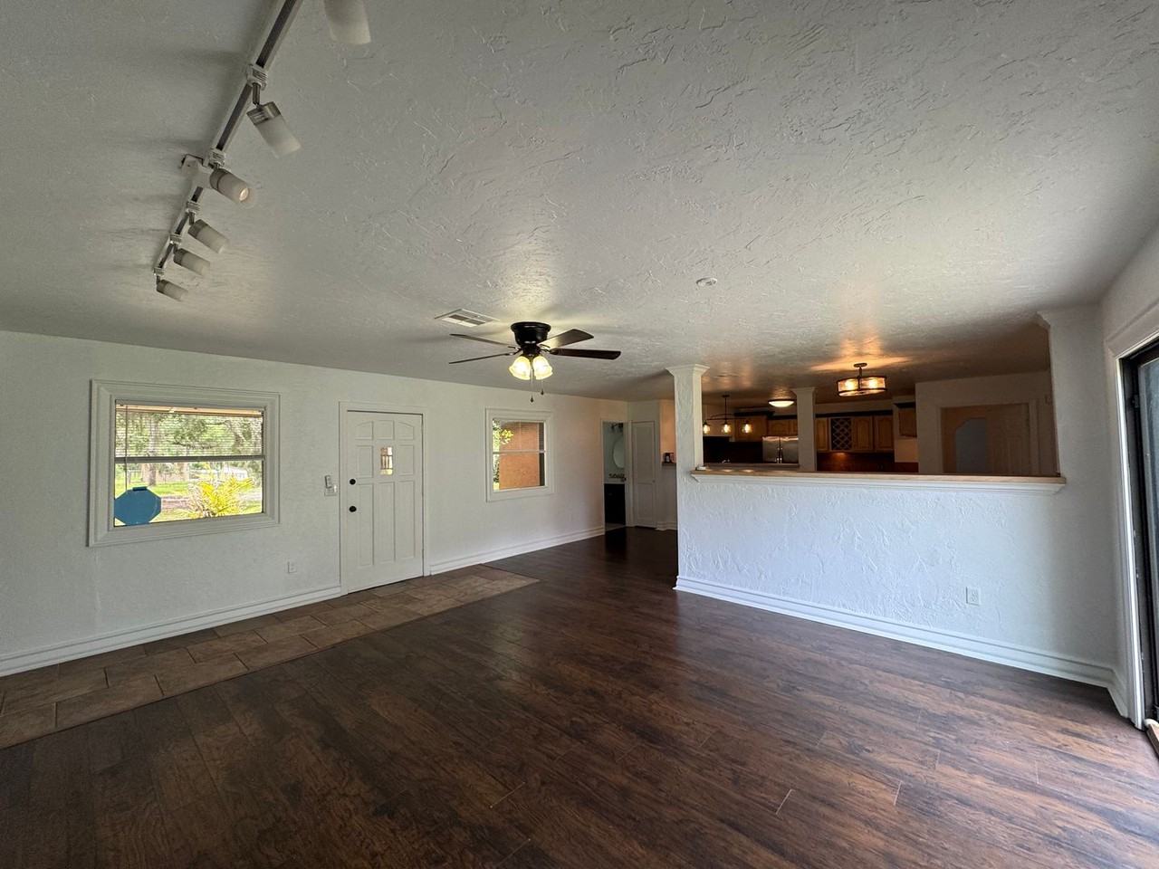 715 E Plymouth Ave - Photo 4 of 24
