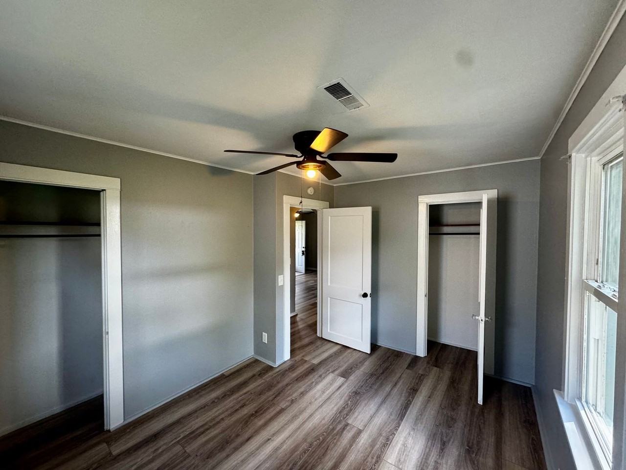 2407 48th St - Photo 5 of 15